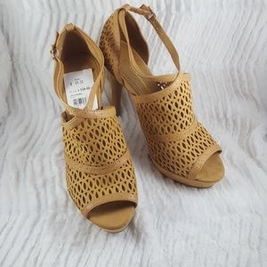 ♡NIB BCBG Open Toe Sandal Heels♡